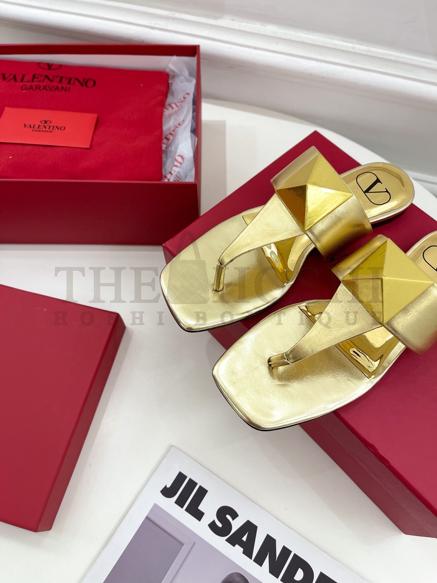 Va1e*ntin0 One Stud Flat Thong Sandals In Gold Metallic Leather Master Quality