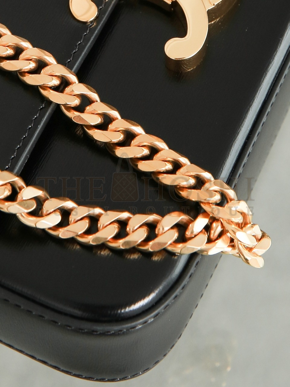 Ce1i*e Triomphe chain shoulder bag in satined calfskin width 20.5 cm, height 11.5 cm, depth 4 cm. Master Quality