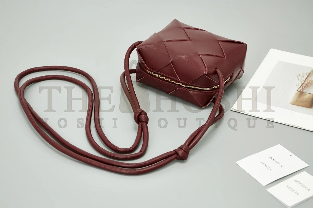 B0tt*ga Ven*ta Mini Cassette Camera Bag In Bordeaux Lambskin Master Quality