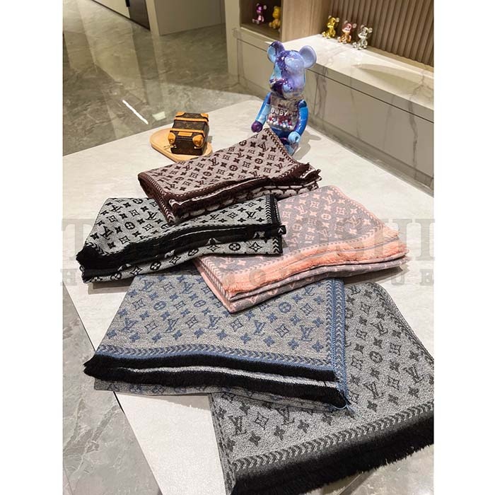 L0vis Vvtt0n LV Unisex Simply LV Scarf Black Fringed Finish Contrasting Monogram Motif Master Quality