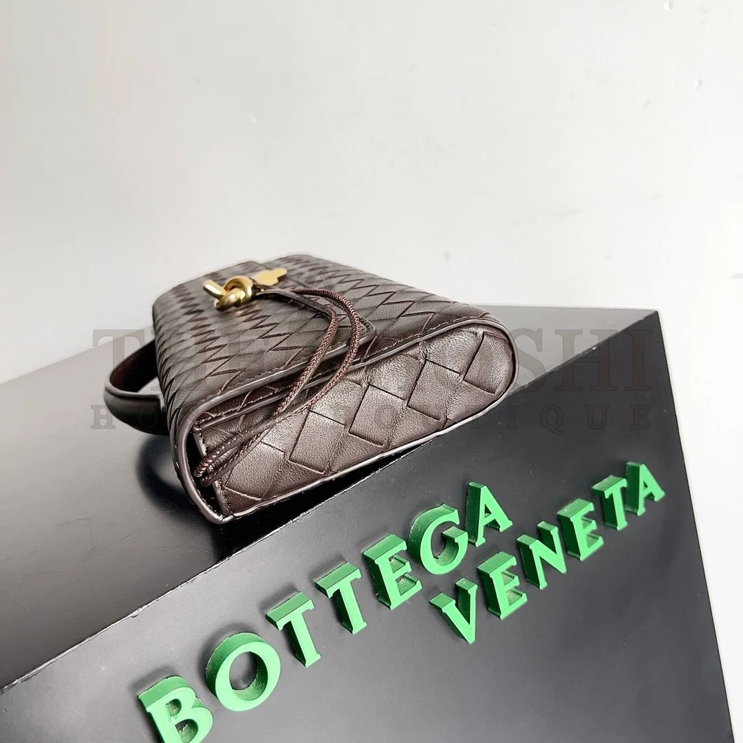 B0tt*ga Ven*ta Andiamo Clutch with Handle in Fondant Intrecciato Lambskin Master Quality
