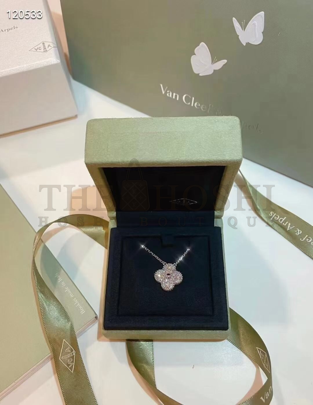 V*n Cl**f & Arpels white mother-of-pearl four-leaf clover necklace with D1am0nds, Sweet Alhambra pendant Master Quality