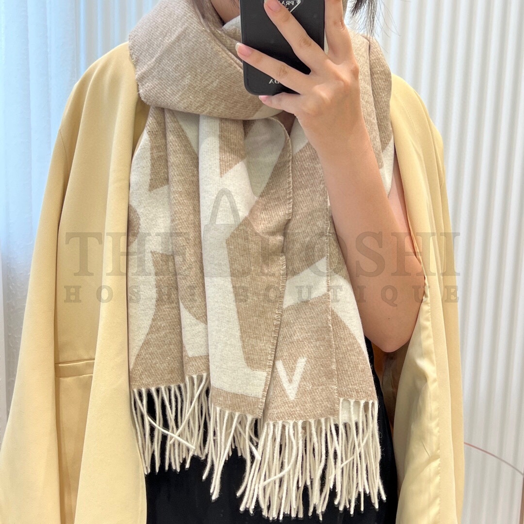 L0vis Vvtt0n LV Unisex Ultimate Shine Scarf Beige Allover Monogram Pattern Fringe Finish Master Quality