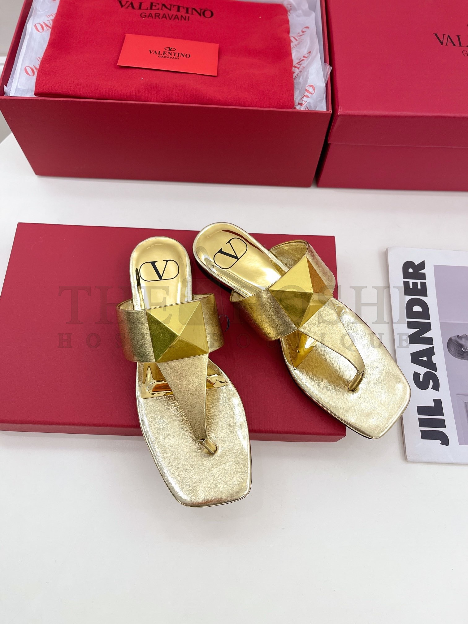 Va1e*ntin0 One Stud Flat Thong Sandals In Gold Metallic Leather Master Quality