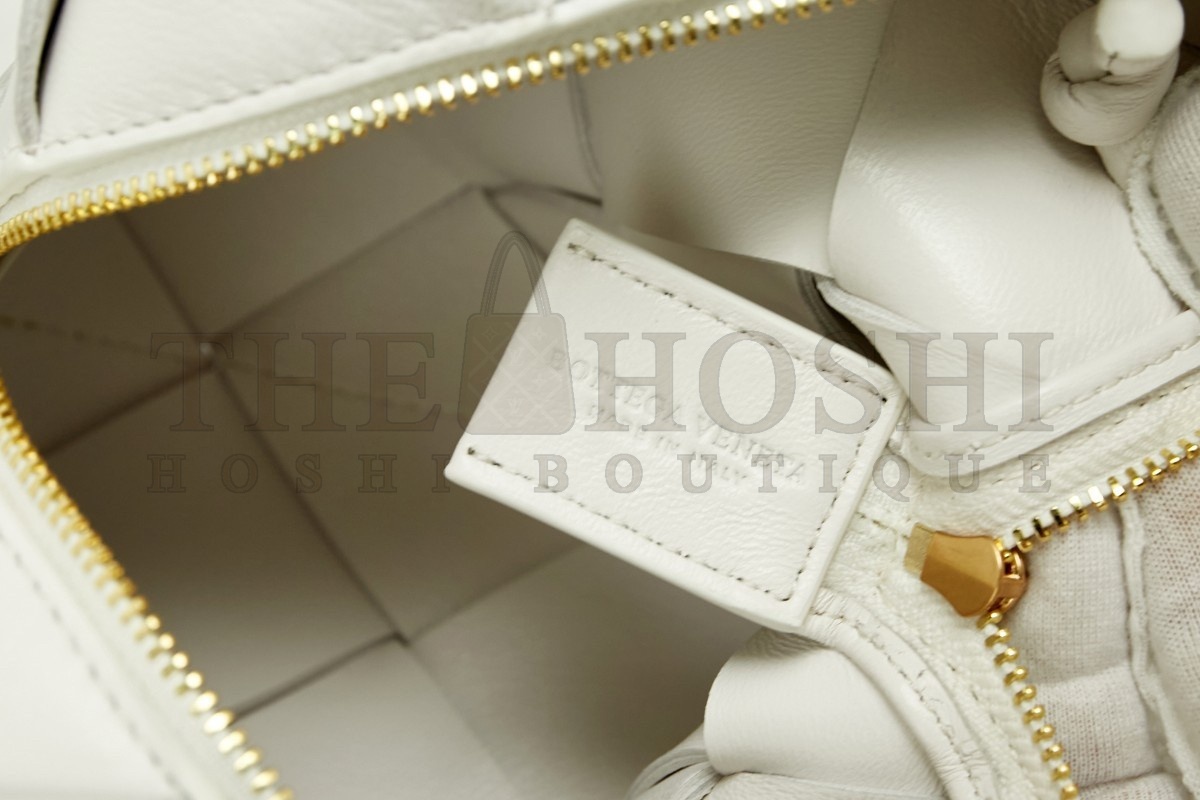 B0tt*ga Ven*ta Mini Cassette Camera Bag In White Lambskin Master Quality