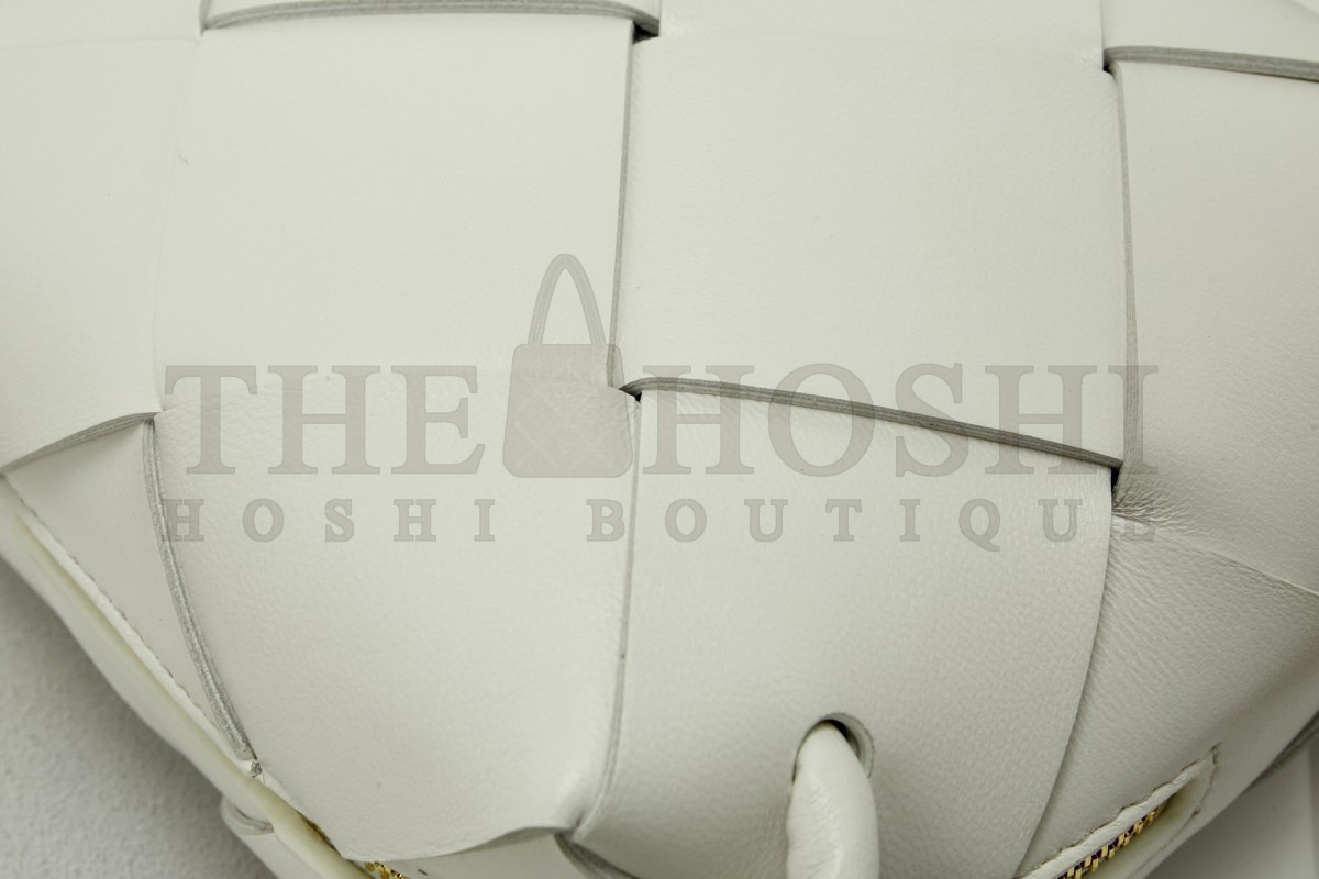 B0tt*ga Ven*ta Mini Cassette Camera Bag In White Lambskin Master Quality